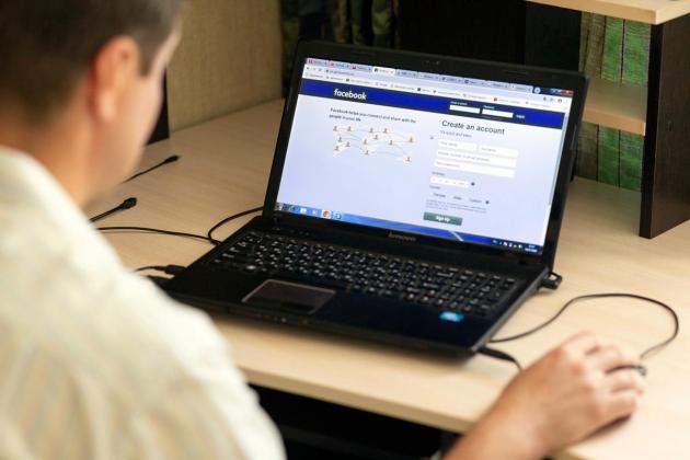 Facebook desktop version back online after global outage