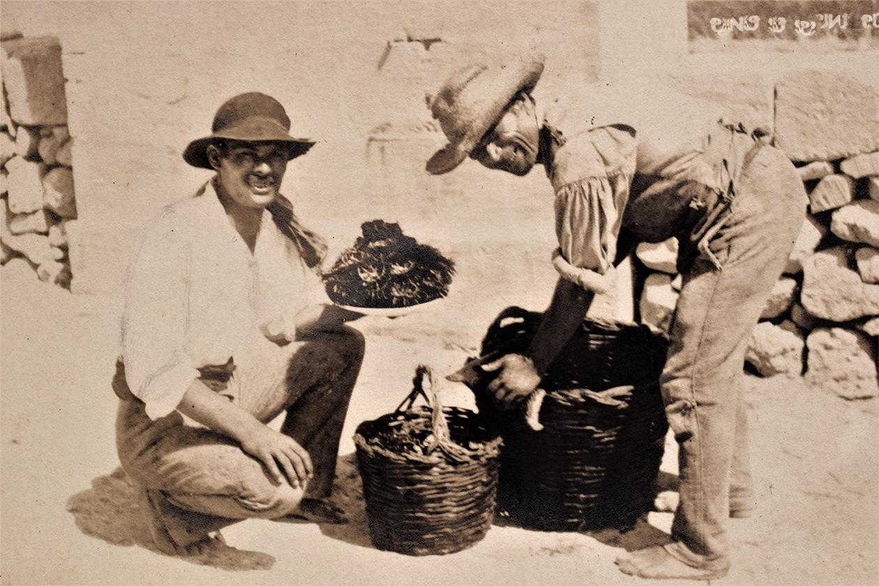 A 'rizzi' (sea urchin) seller in a circa 1910 postcard by Richard Ellis