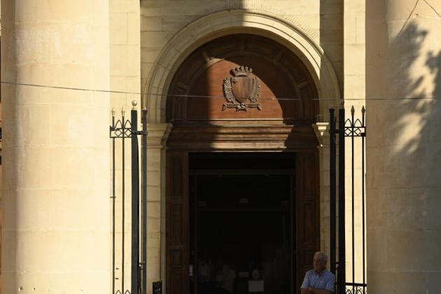 Man accused of drug trafficking, in the law courts building