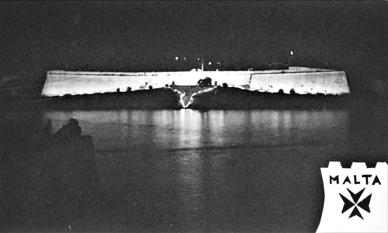 A 1964 Independence postcard showing Fort Manoel floodlit