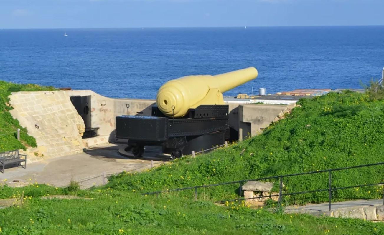 The Rinella 100-ton gun in place, after restoration.