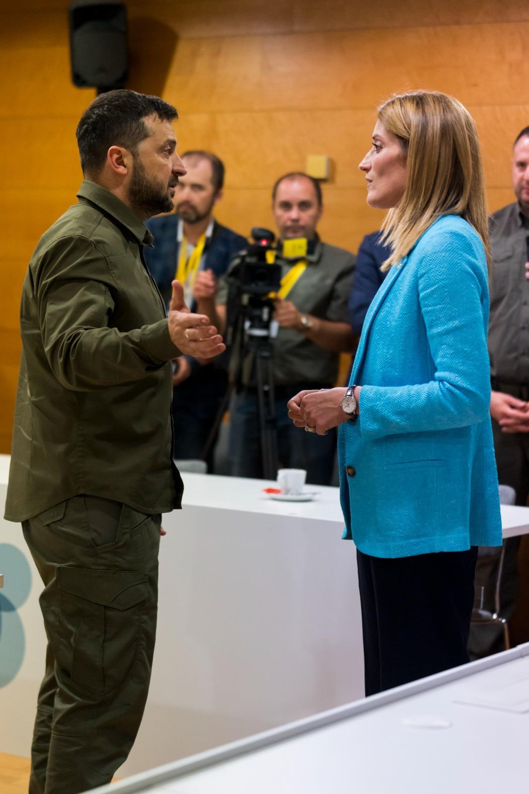 President Zelensky meets Roberta Metsola at the Granada conference.