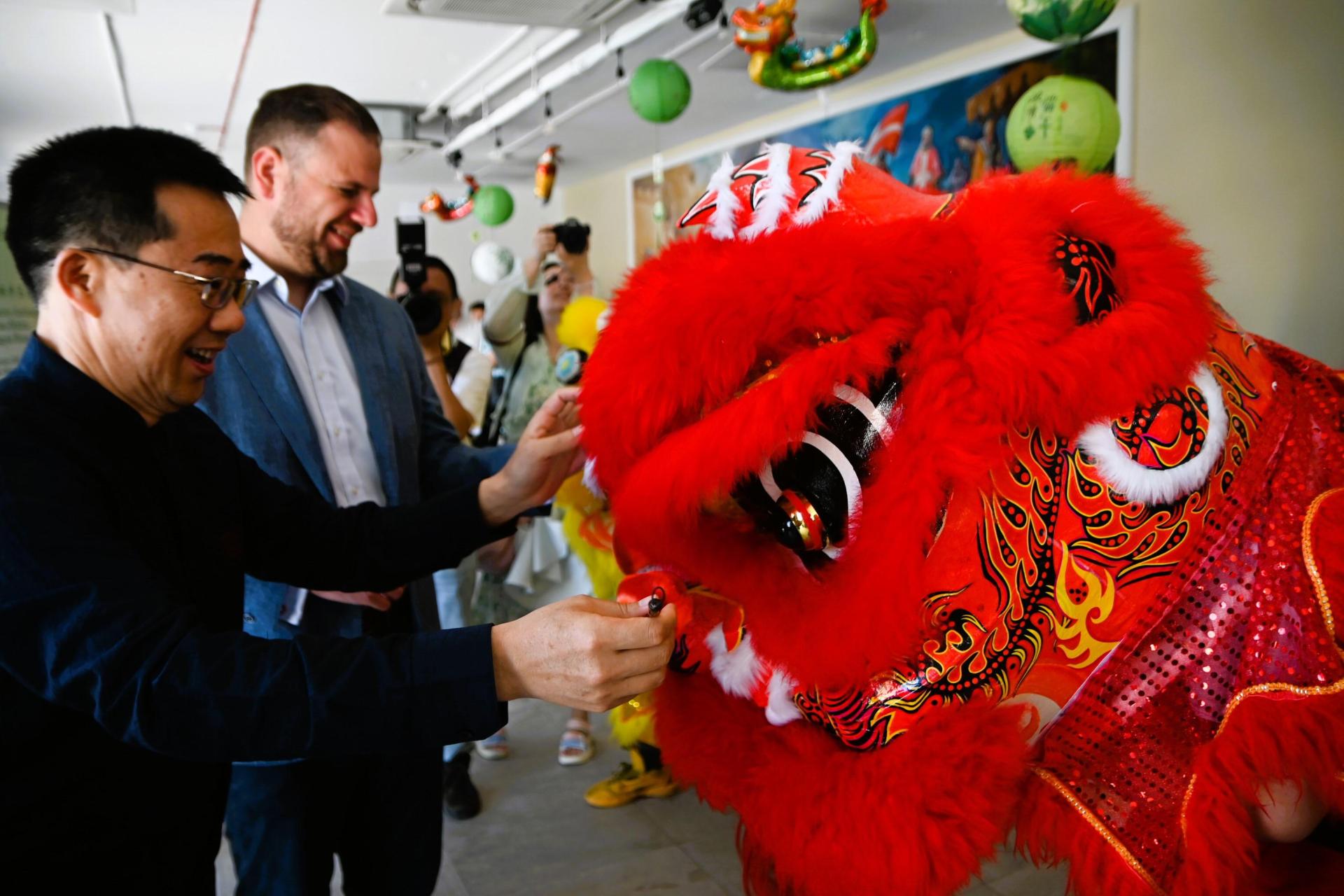 Ambassador&nbsp; Zhang Zuo and John Grech, international secretary of the Labour Party, performing the ritual of the opening of the eyes of the lions.