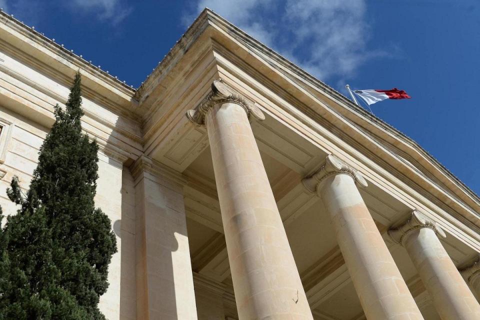 A man admitted to a string of 10 thefts.