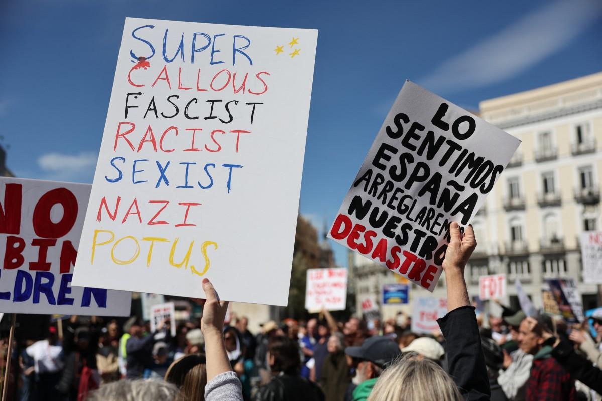 A demonstrator holds a sign reading "Sorry Spain, we will fix our mess" during a 'No Kings Day' anti-Donald Trump's policies protest in Madrid on March 28, 2026. Photo: AFP