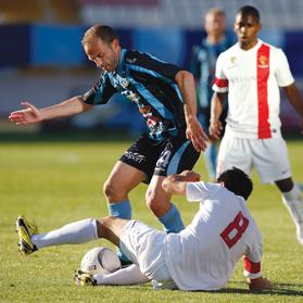 Sliema&rsquo;s Ivan Woods holds off Edmond Agius.