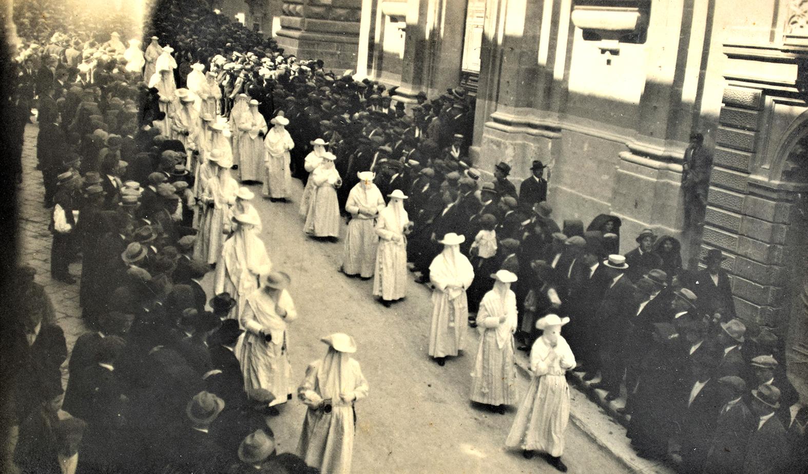 The procession of the Confraternity of the Rosarianti following the execution of Giuseppe Tabone in 1923.
