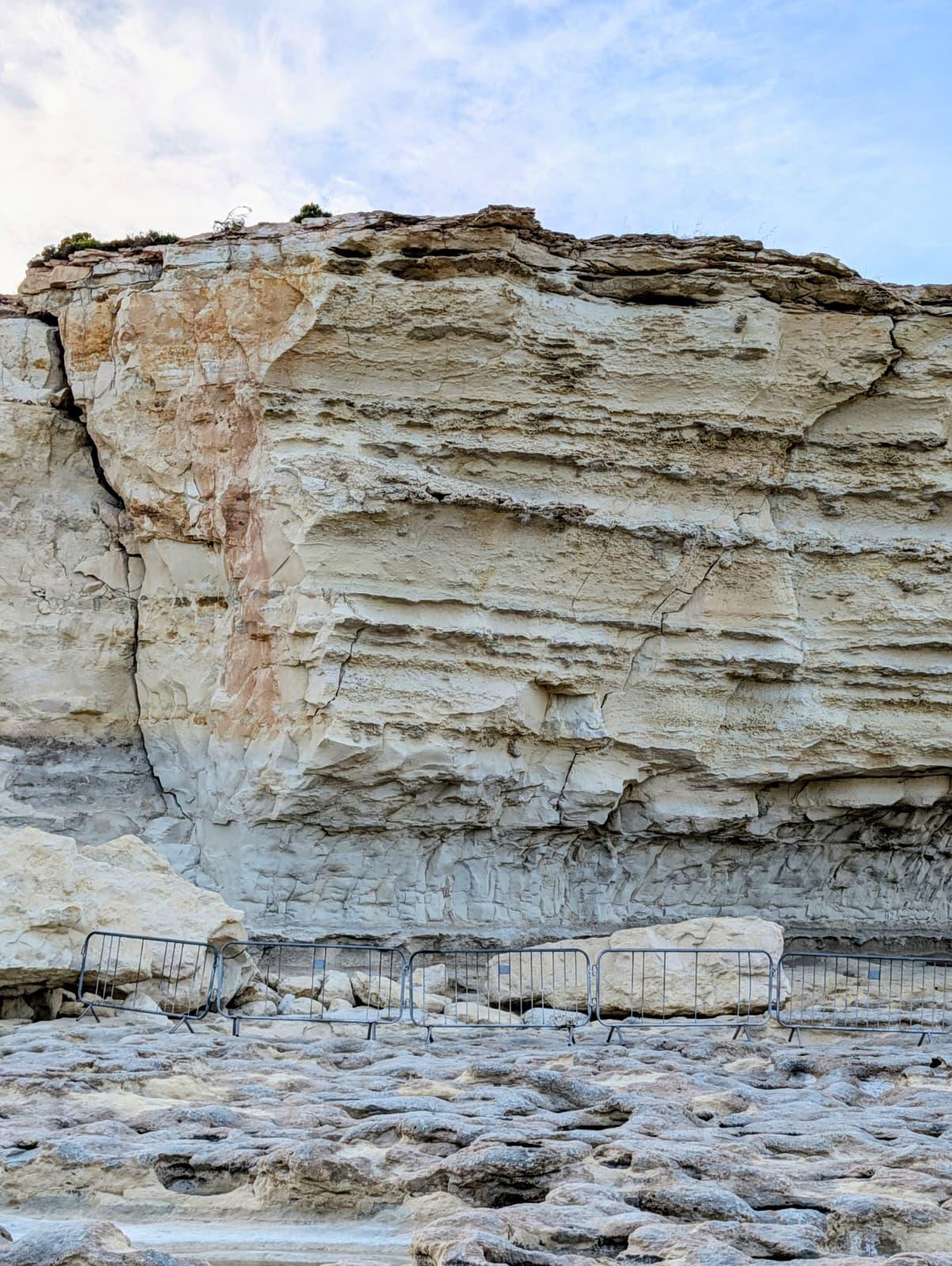 The fissures on the cliff face. Photo Chris Sant Fournier.