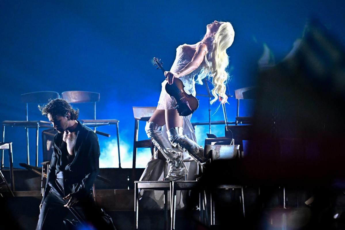 Finnish singers Linda Lampenius and Pete Parkkonen, representing Finland with the song 'Liekinheitin'. Photo: AFP