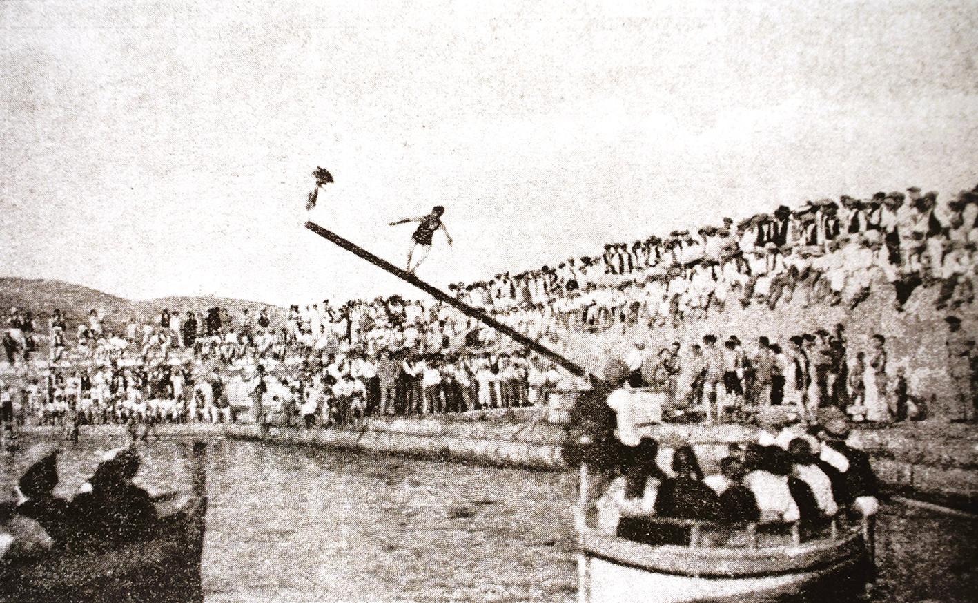 'Ġostra' in Xlendi, 1910s, by Mikiel Farrugia, 'il-Badiku'.