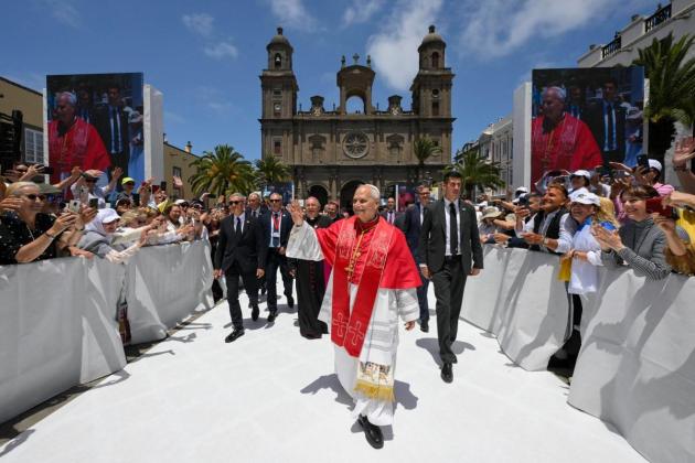 Pope condemns 'indifference' towards migrants on Canaries trip