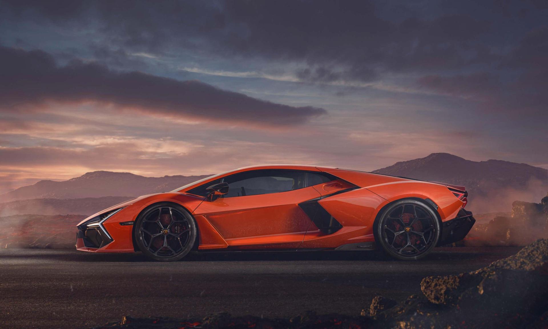 The side profile is similar to the Aventador&rsquo;s.