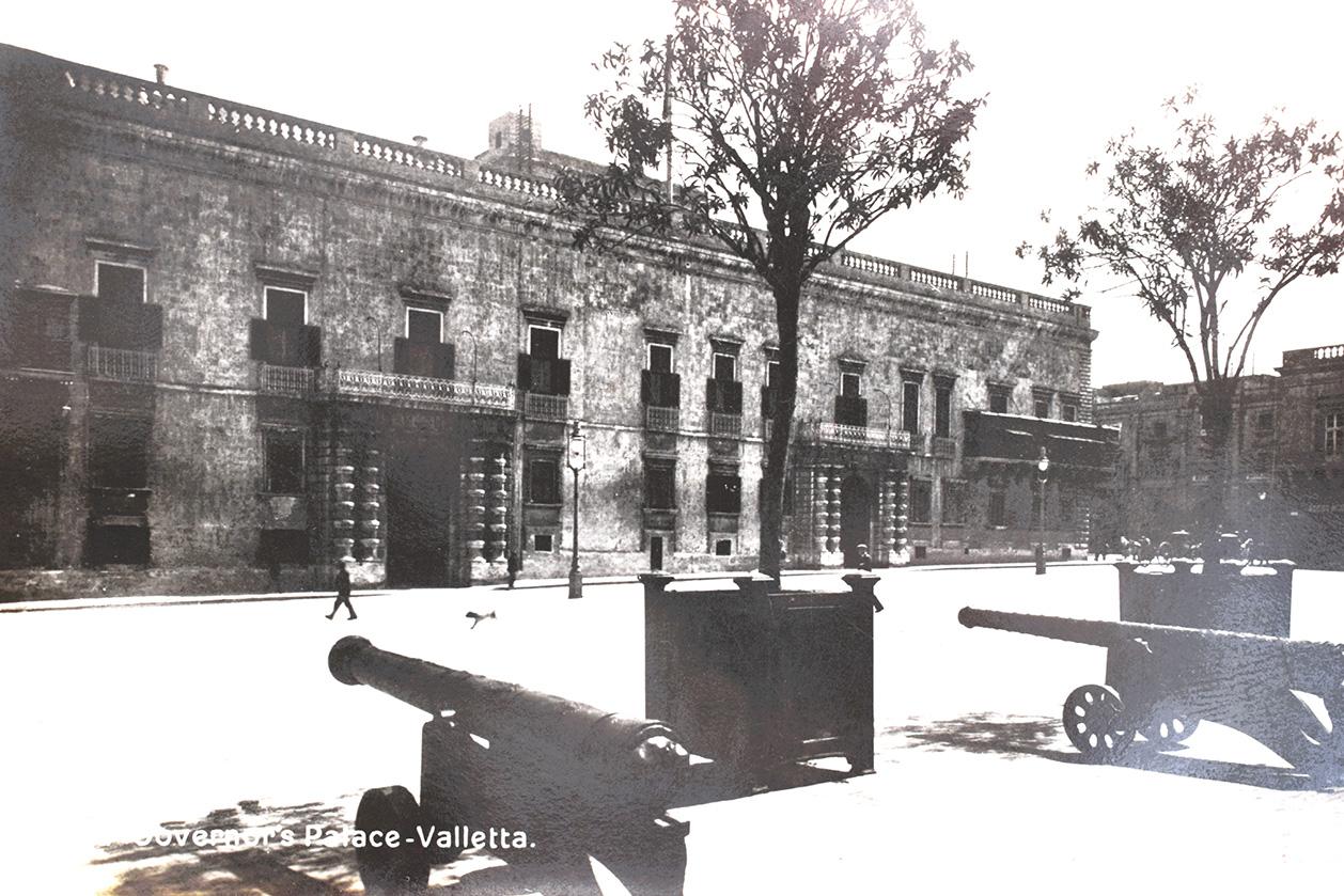 A 1930s postcard showing bronze cannon on Main Guard Square facing the Governor&rsquo;s Palace.