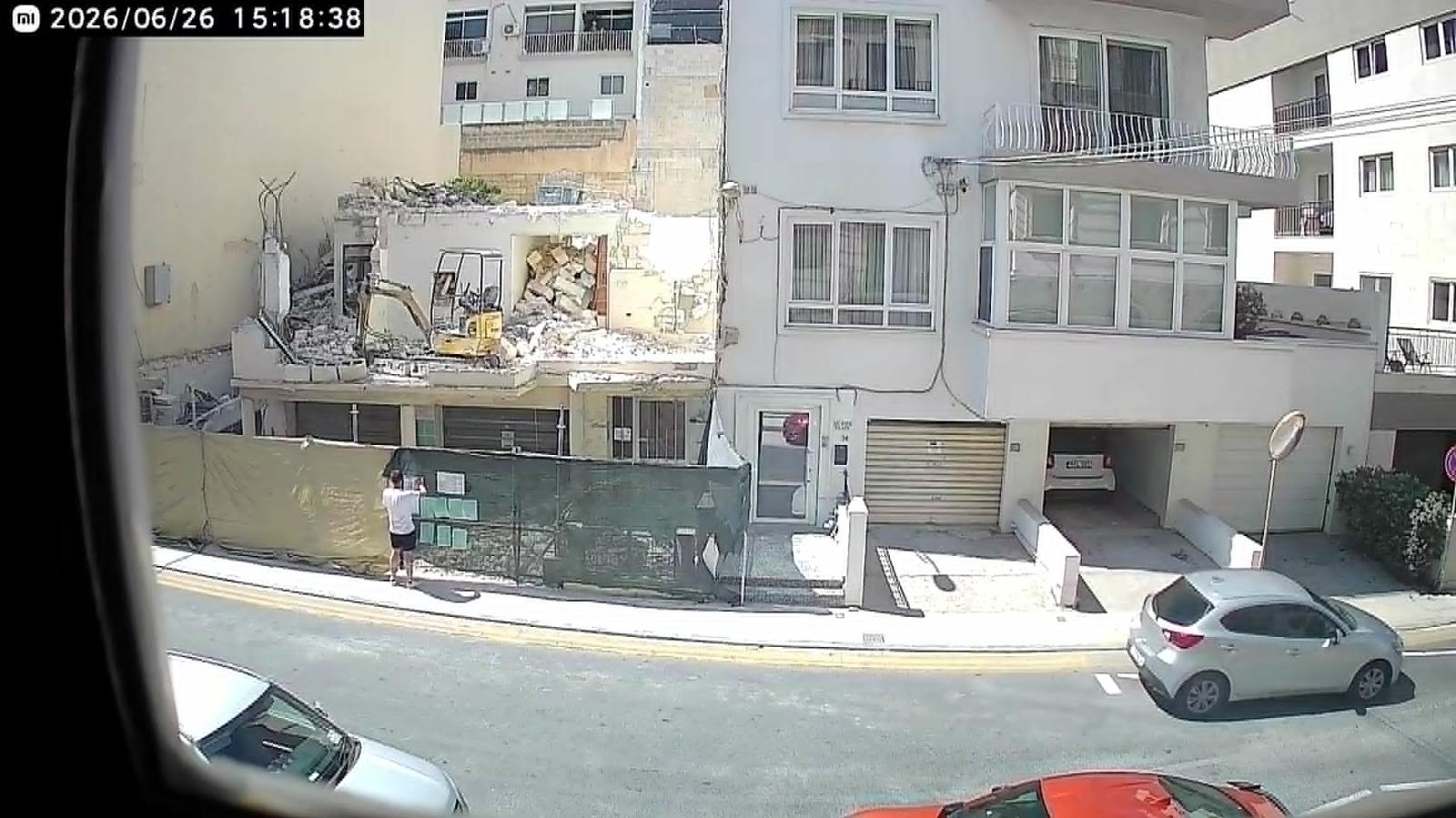 By 3pm the scaffolding had been cleared away and a new fence erected at the construction site.