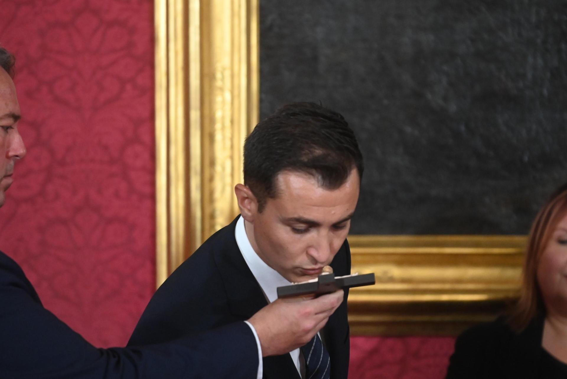 Economy minister Silvio Schembri kisses the cross as part of the swearing-in ceremony. Photo: Jonathan Borg