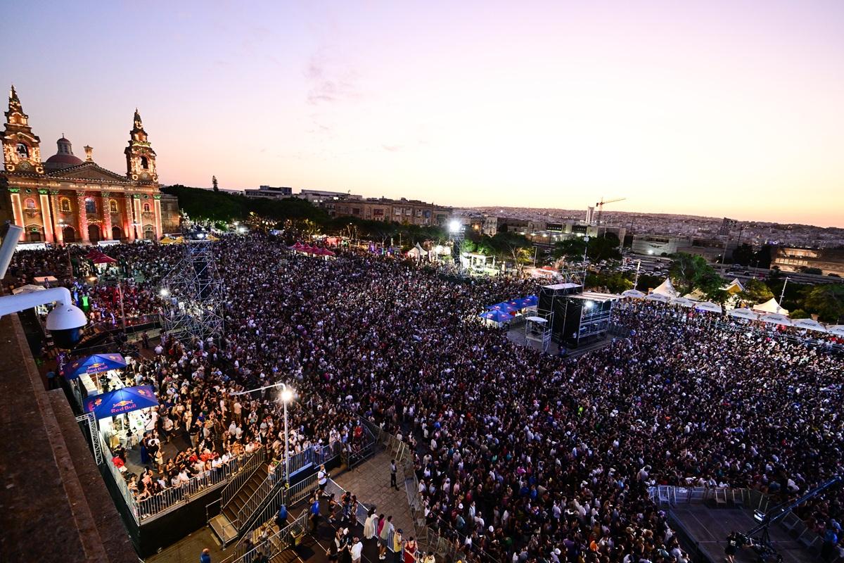 The show, as usual, drew a big crowd. MTA.
