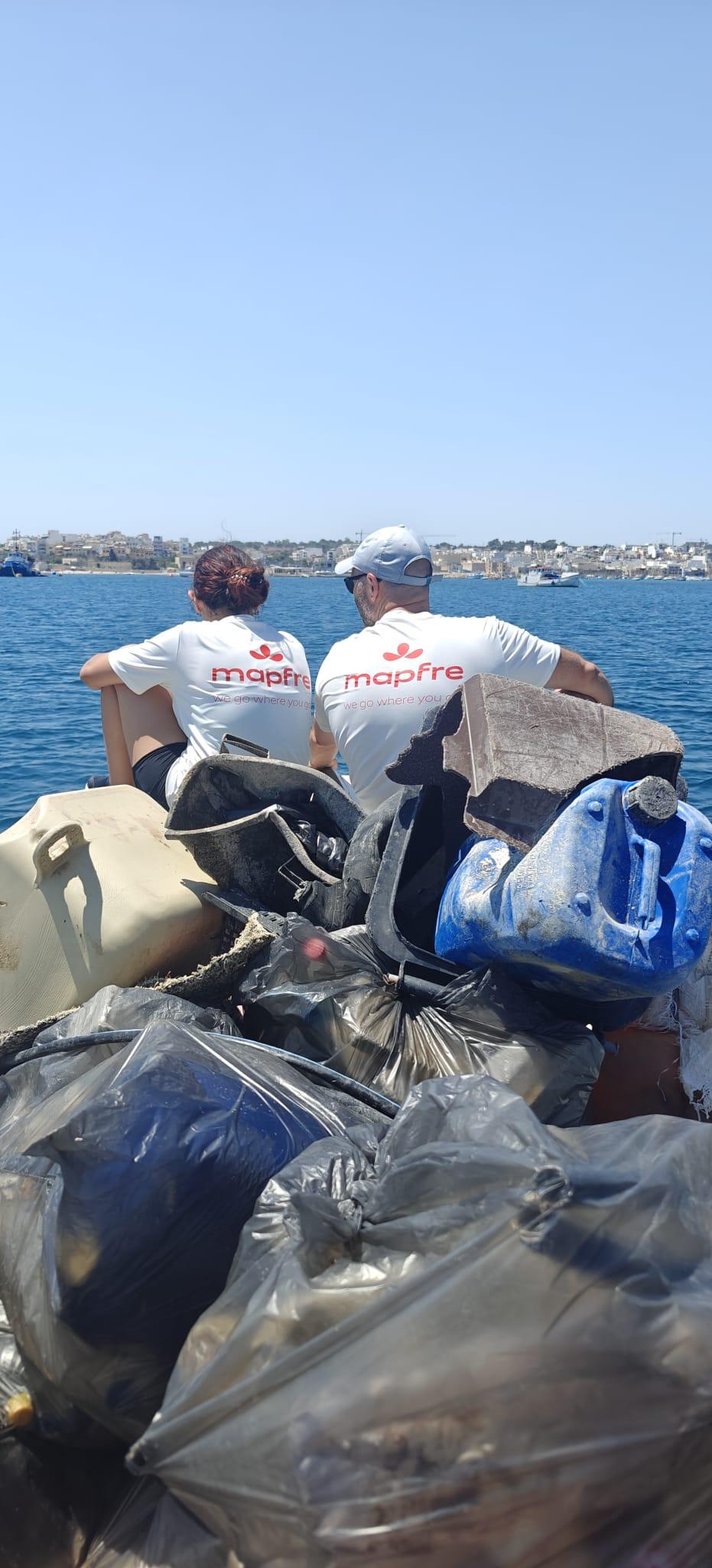 MAPFRE employees and their families took part in the clean-up. Photo: Coast is Clear Foundation.