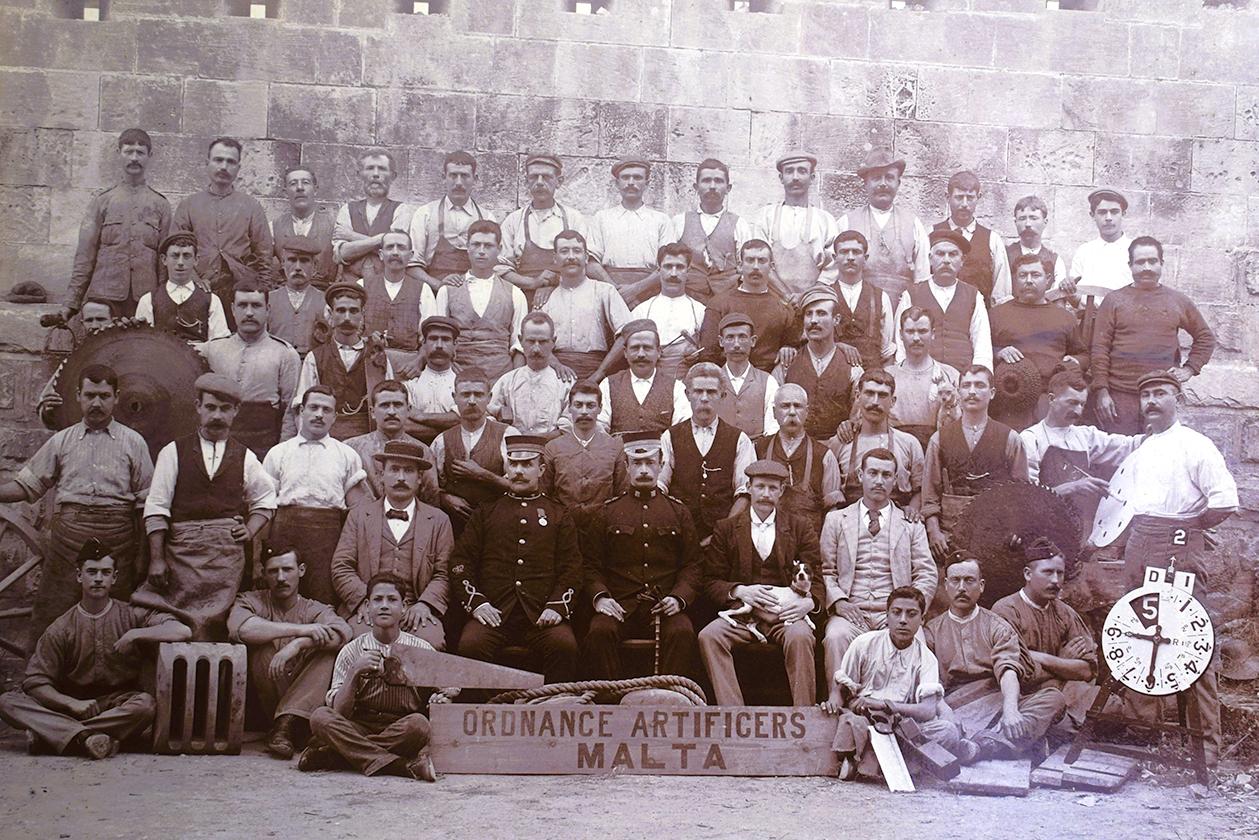 Group photo of the military ordnance artificers, early 1900s.