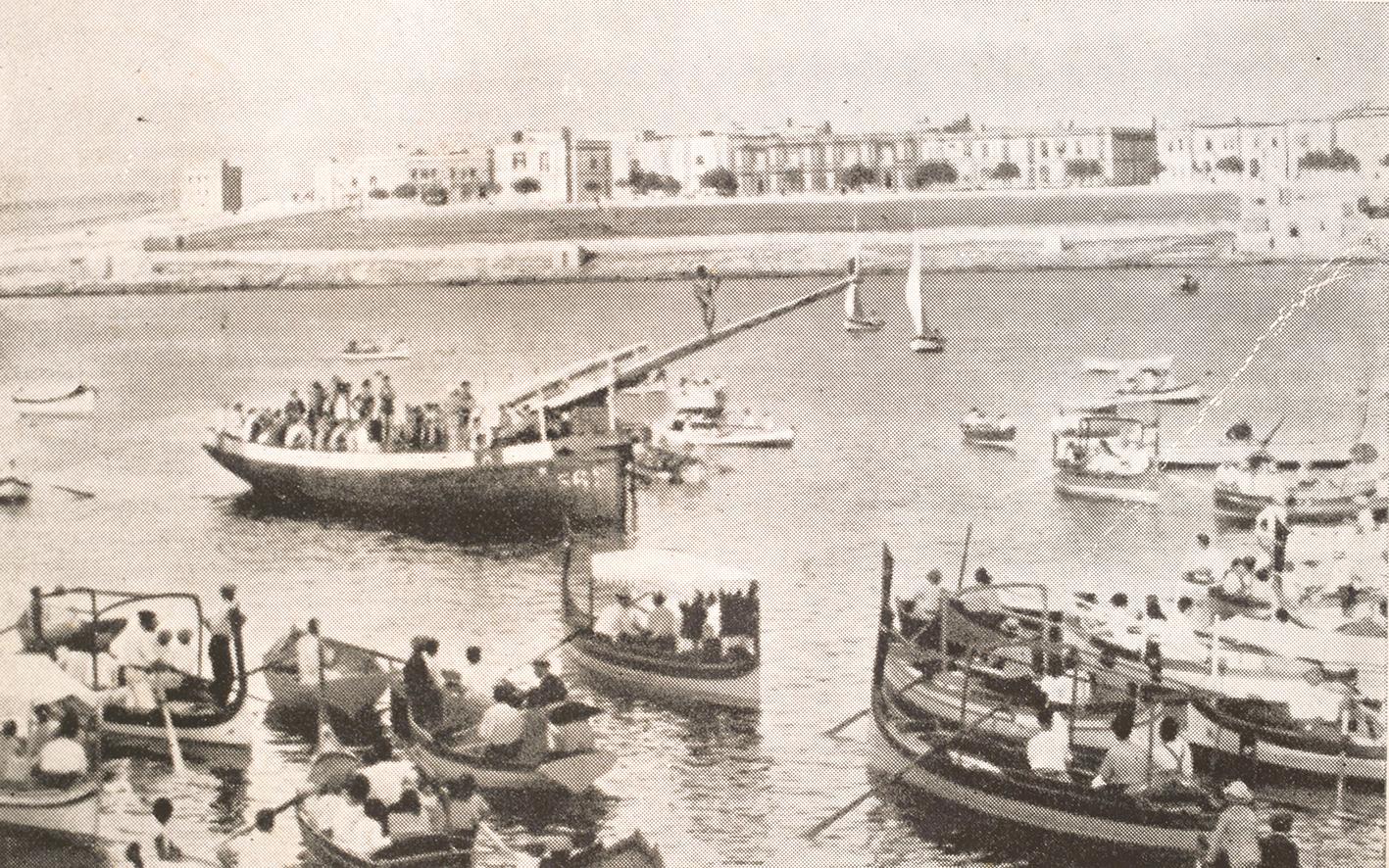 A postcard issued by an unidentified producer used the same 'ġostra' photograph as that on the cards produced by Maistre.