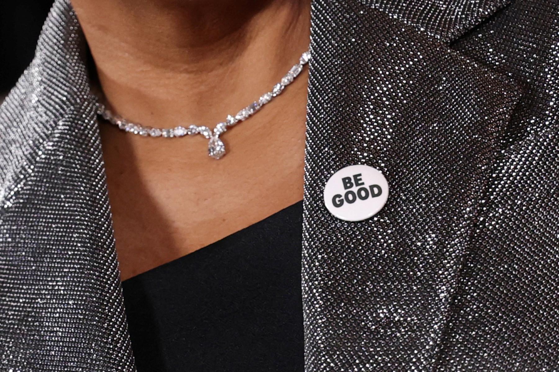 US comedian Wanda Sykes wears a pin reading "Be Good", in tribute to Renee Good. Photo: AFP