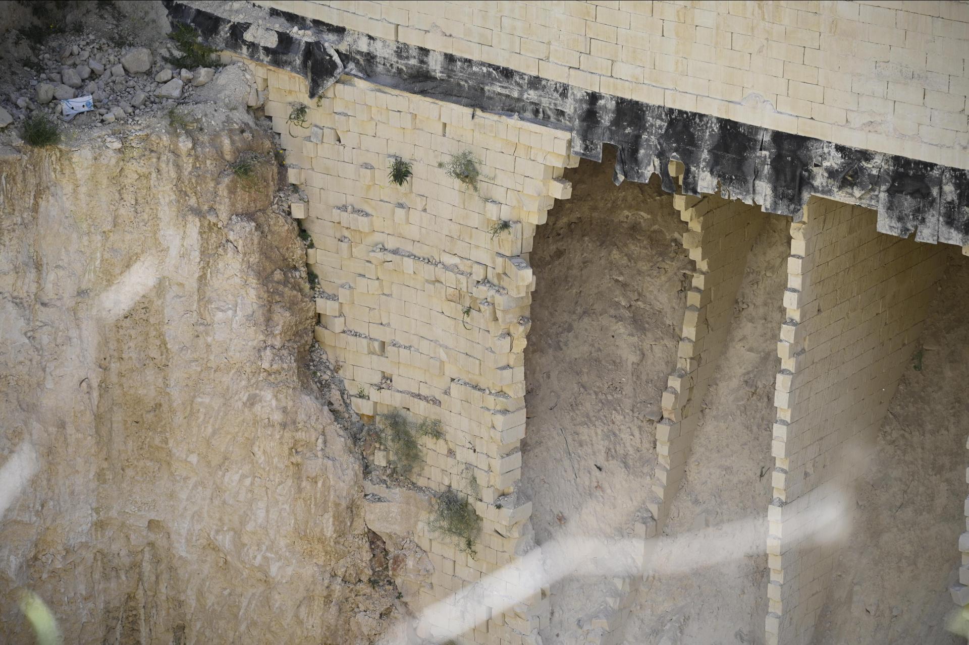The fin walls within the structure contained backfill between them