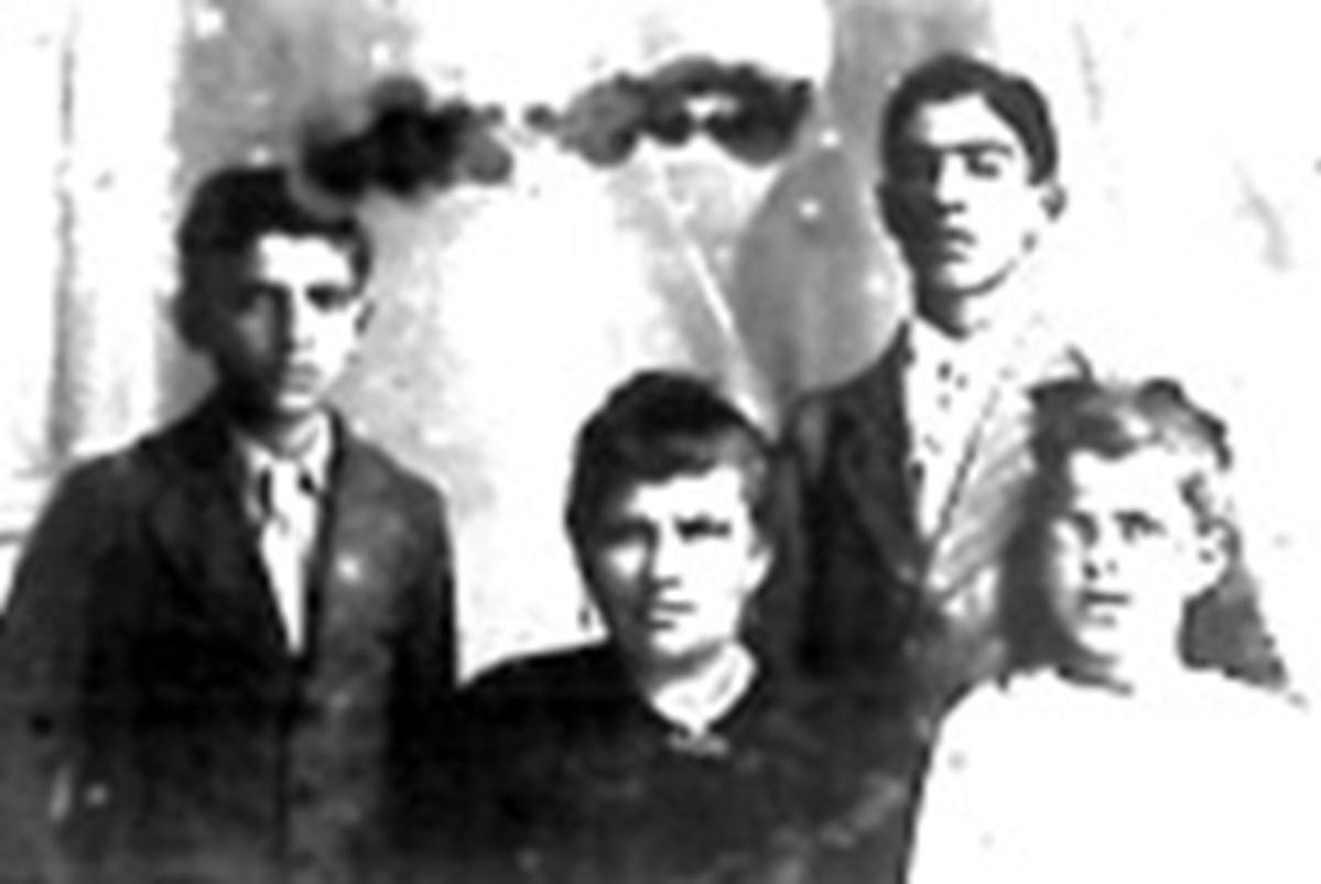 Felix, Giuseppa, Vincent and Maria Falzon, 1919 passport photo.