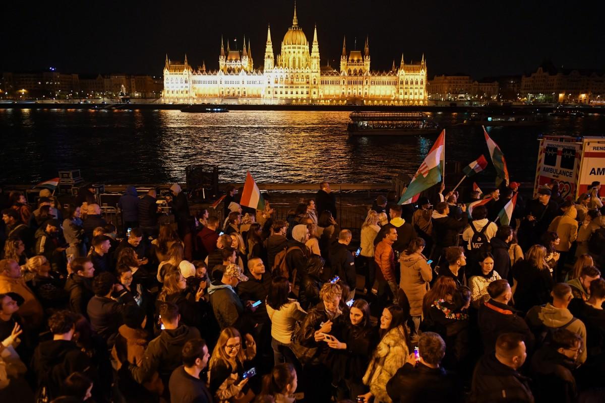 Supporters of Peter Magyar celebrate on the banks of the river Danube. Photo: FERENC ISZA / AFP.
