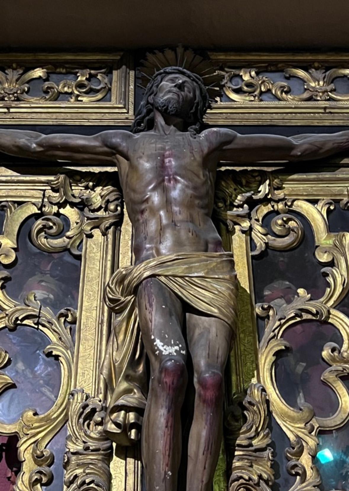 Detail of the crucifix and reliquary, with an ornate gilded enclosure at the rear housing the relics.