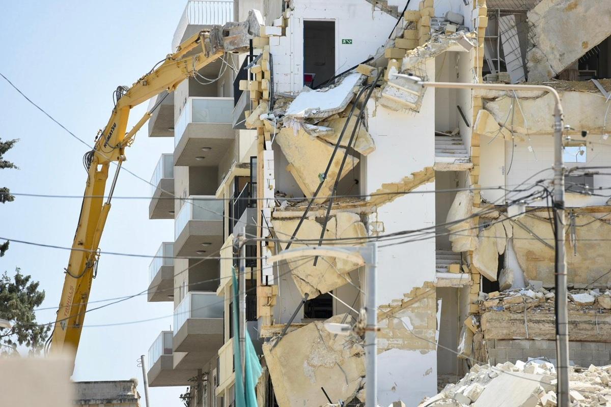 The authorities are carefully dismantling the remaining masonry after Tania Flats collapsed late Wednesday night. Photo: Chris Sant Fournier