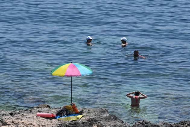 Temperature hits 42.3°C but heatwave set to ease from Wednesday