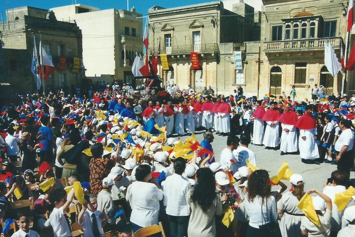The arrival of the statue of Jesus the Redeemer at Qala main square for the manifestation for primary schoolchildren.