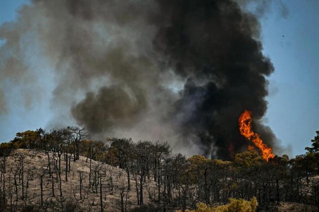 Thousands flee raging wildfires in southern Europe