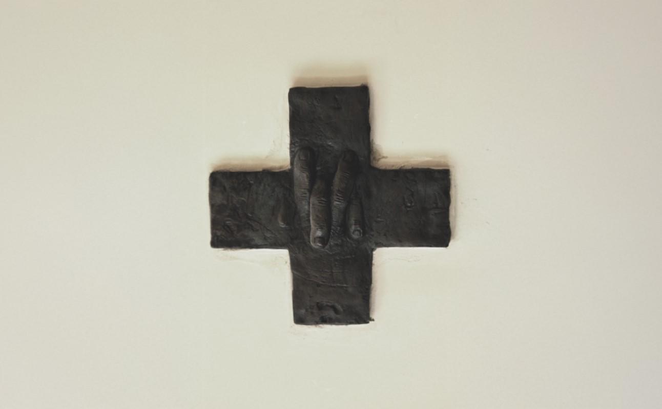 Also at the entrance are the four sculpted crosses, each with embossed fingers, symbolising the dialogue of prayer.