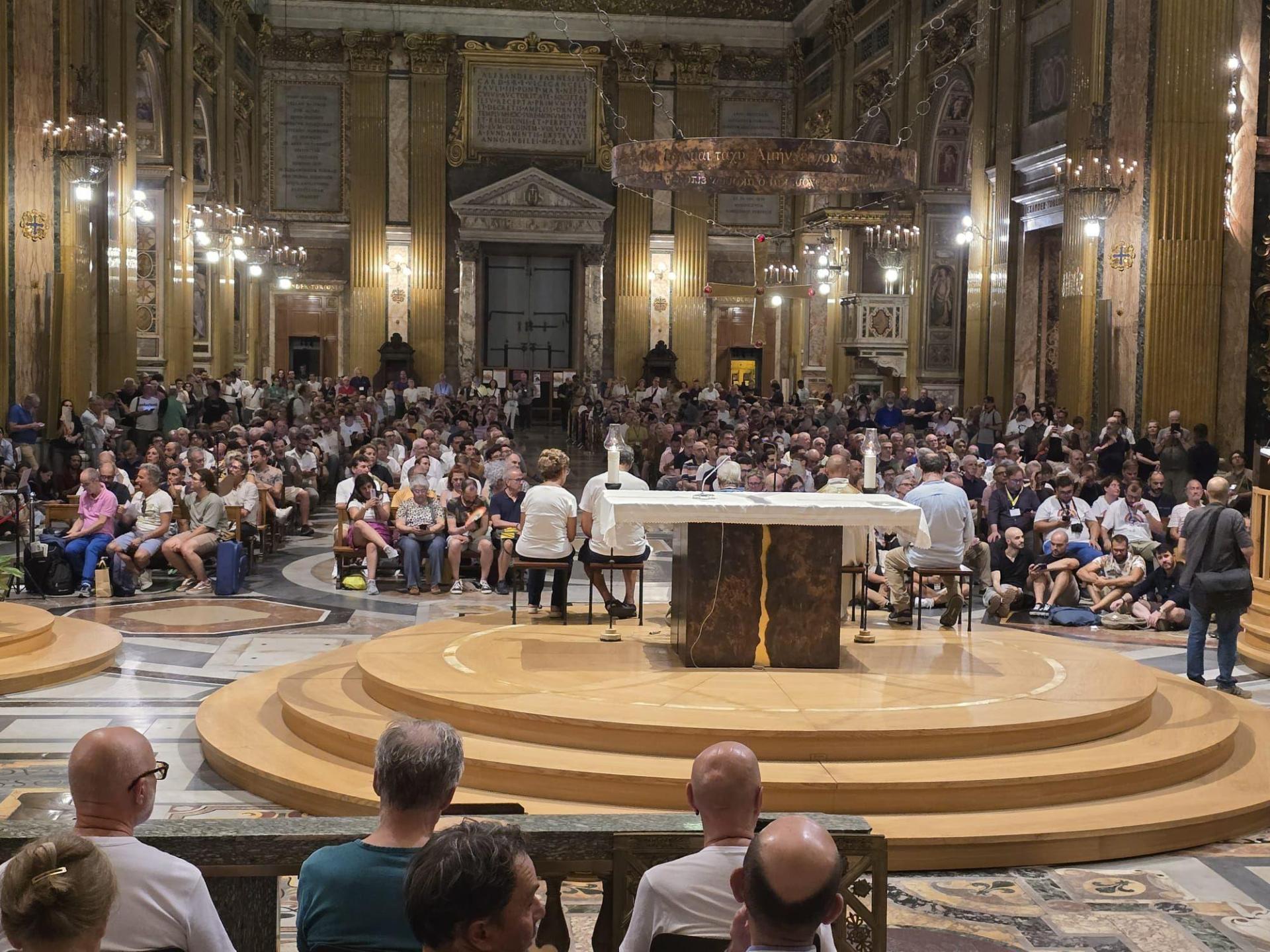 Over 1,000 people packed Jesuit&nbsp;<em>Chiesa del Ges&ugrave;</em>&nbsp;in Rome, for the Friday vigil service.