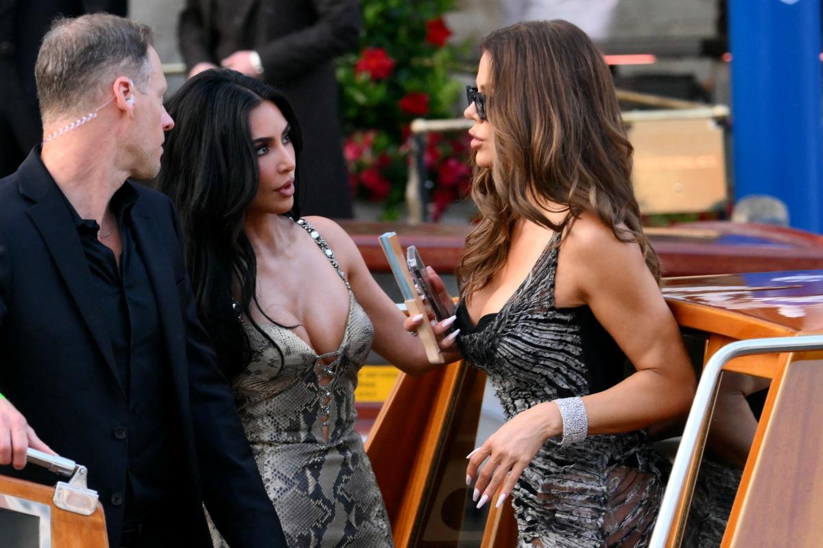 Khloe Kardashian (R) and US reality TV personality Kim Kardashian stand on a taxi boat as they leave the Gritti Palace Hotel ahead of the wedding. Photo: Marco BERTORELLO / AFP.