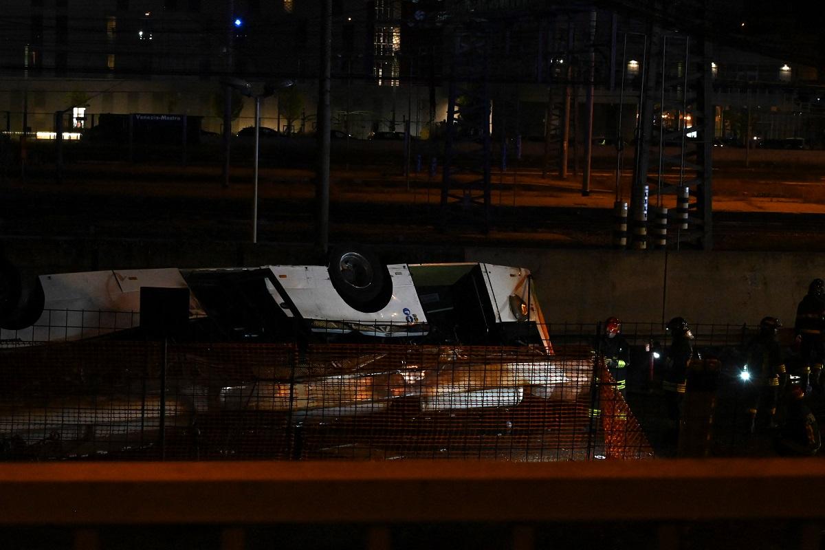 The bus crash scene in Venice (AFP).
