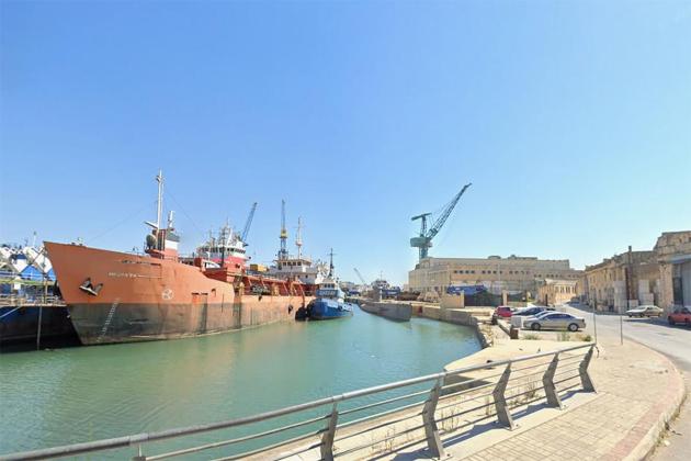 Ship repair company applies for a padel court on barge in Marsa