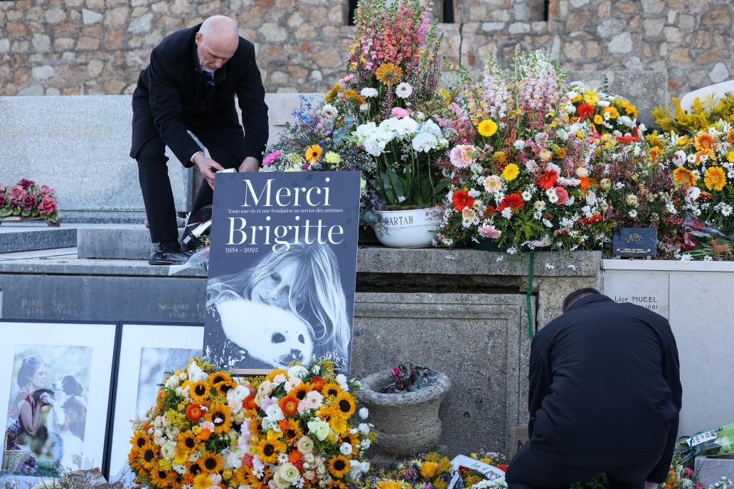 Mourners pay tribute to Brigitte Bardot at Saint-Tropez funeral