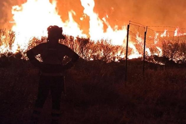 Hundreds battle new mega-wildfire in Spain