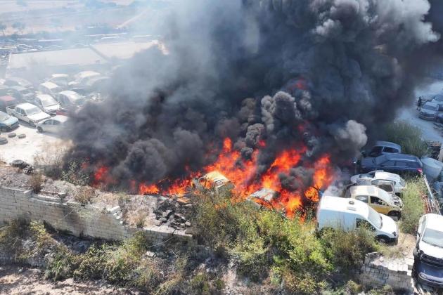 Industrial fire engulfs vehicles after spreading to Żebbuġ scrapyard
