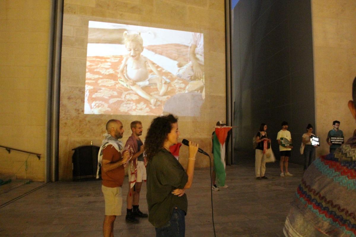 Photos taken in Gaza were projected on a nearby wall. Photo: Moviment Graffiti.