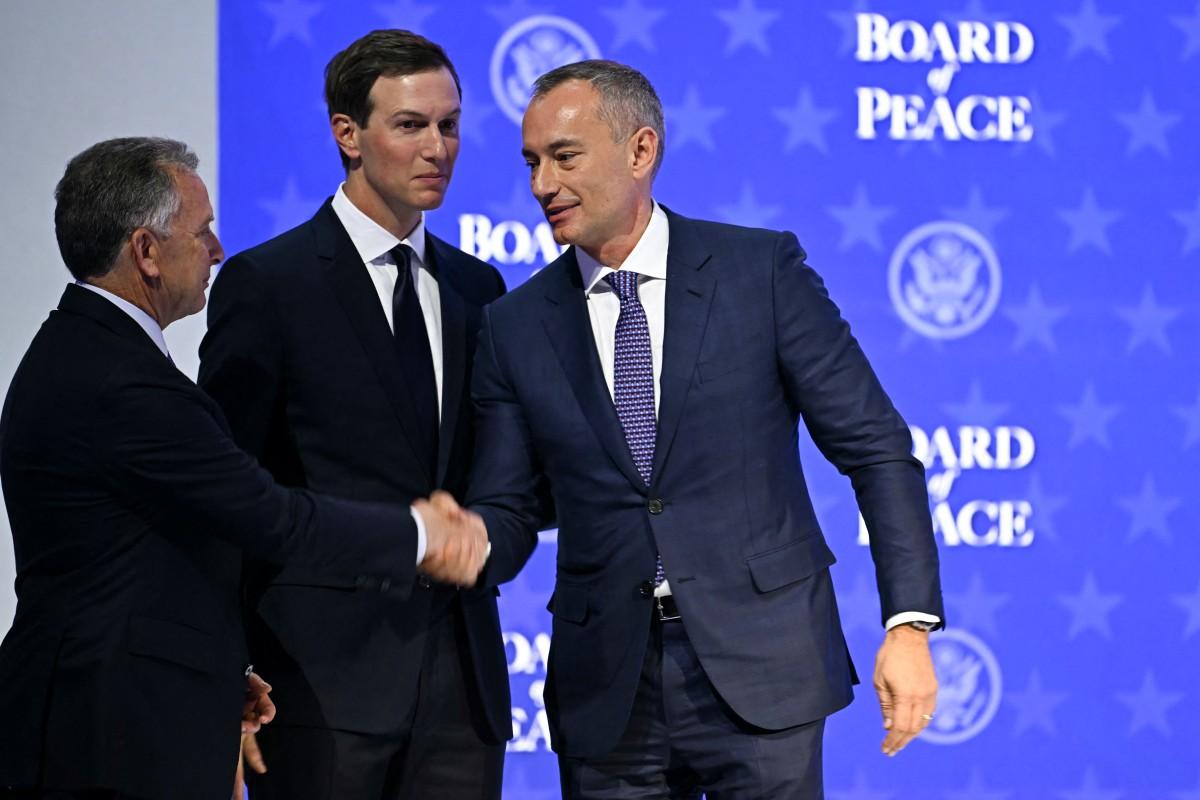 US Special Envoy Steve Witkoff (L) shakes hands with Nickolay Mladenov, Bulgarian High Representative for Gaza (R) next to US businessman Jared Kushner at the "Board of Peace" meeting. Photo: AFP