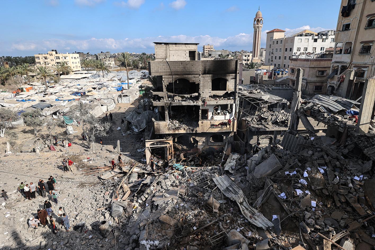 Palestinians inspect the rubble at the site of a residential building targeted overnight by an Israeli strike, following a warning from the Israeli military to evacuate, in Deir el-Balah in the central Gaza Strip. Photo: AFP